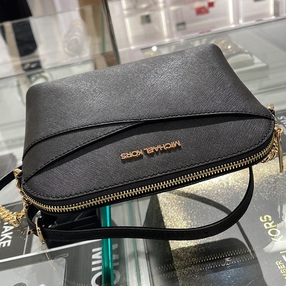 MICHAEL KORS
Jet Set Travel Medium Dome Crossbody Bag
Black - Picture 11 of 16